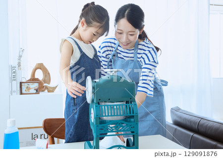 かき氷を一緒に作る親子の夏の思い出シーン かき氷を一緒に作る親子の夏の思い出シーン 129091876
