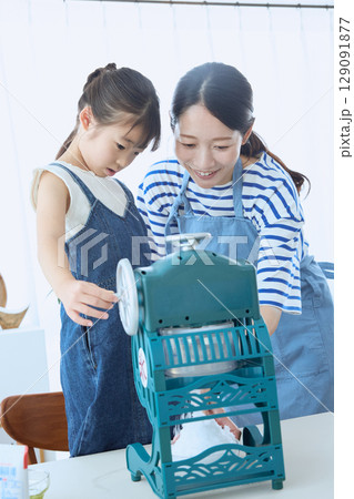かき氷を一緒に作る親子の夏の思い出シーン 129091877