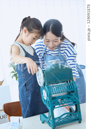 かき氷を一緒に作る親子の夏の思い出シーン 129091878