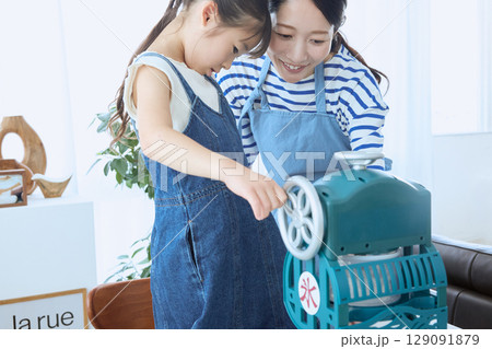 かき氷を一緒に作る親子の夏の思い出シーン 129091879
