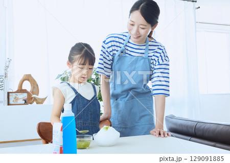 かき氷を一緒に作る親子の夏の思い出シーン かき氷を一緒に作る親子の夏の思い出シーン 129091885