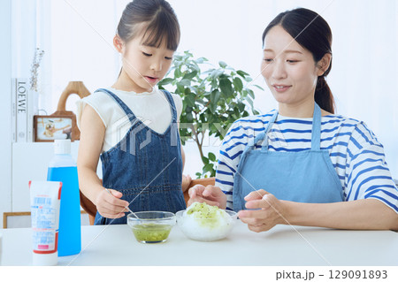 かき氷を一緒に作る親子の夏の思い出シーン かき氷を一緒に作る親子の夏の思い出シーン 129091893