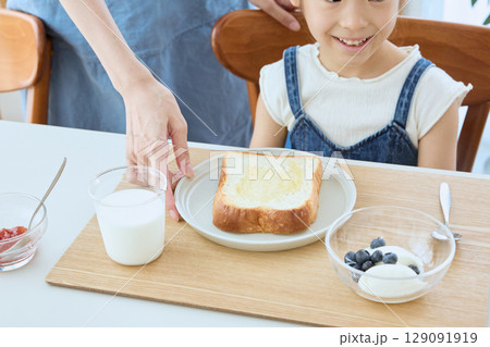 親子で迎える朝の食卓、パンとヨーグルトの健康的な朝食 親子で迎える朝の食卓、パンとヨーグルトの健康的な朝食 129091919