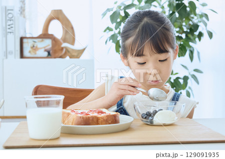 親子で迎える朝の食卓、パンとヨーグルトの健康的な朝食 129091935