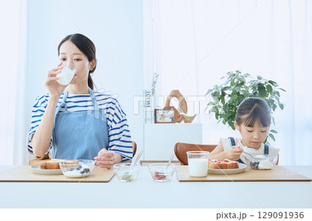 親子で迎える朝の食卓、パンとヨーグルトの健康的な朝食 129091936
