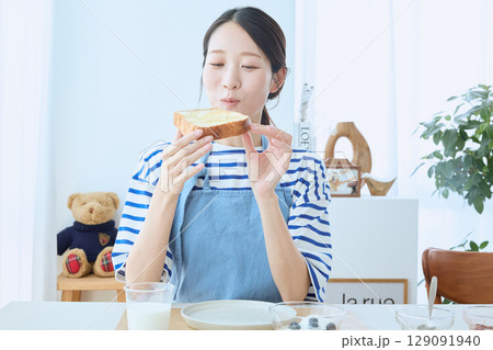 親子で迎える朝の食卓、パンとヨーグルトの健康的な朝食 129091940