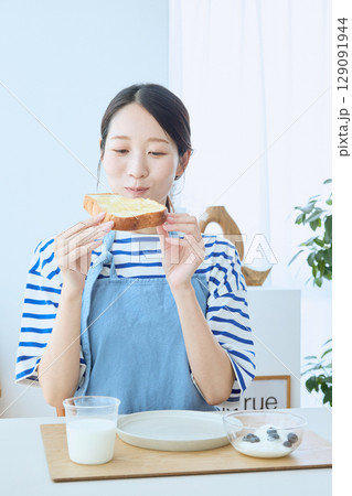 親子で迎える朝の食卓、パンとヨーグルトの健康的な朝食 129091944