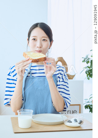 親子で迎える朝の食卓、パンとヨーグルトの健康的な朝食 129091945