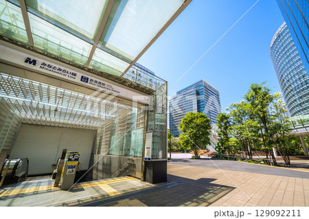 日本の横浜都市景観 7月。新高島駅やビジネス街などを望む 129092211