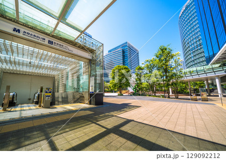 日本の横浜都市景観 7月。新高島駅やビジネス街などを望む 129092212