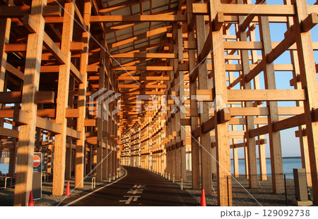 世界最大の木造建築物大阪関西万博の大屋根リング 129092738