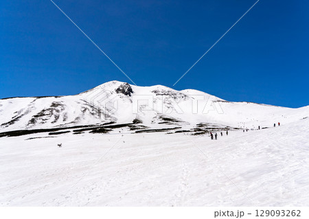 位ヶ原から見上げる乗鞍大雪渓と剣ヶ峰　ゴールデンウイーク残雪期の北アルプス乗鞍岳登山 129093262