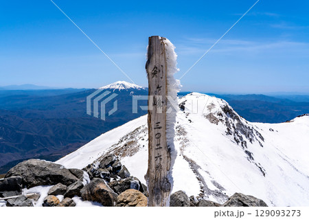 乗鞍岳の剣ヶ峰の山頂と御嶽山 ゴールデンウイーク残雪期の北アルプス乗鞍岳登山 乗鞍岳の剣ヶ峰の山頂と御嶽山 ゴールデンウイーク残雪期の北アルプス乗鞍岳登山 129093273
