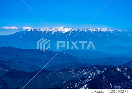 乗鞍岳の剣ヶ峰から見る中央アルプス（木曽駒ヶ岳）　ゴールデンウイーク残雪期の北アルプス乗鞍岳登山 129093275