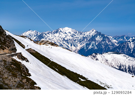 乗鞍岳の肩の小屋口から見る穂高連峰の奥穂高岳 ゴールデンウイーク残雪期の北アルプス乗鞍岳登山 乗鞍岳の肩の小屋口から見る穂高連峰の奥穂高岳 ゴールデンウイーク残雪期の北アルプス乗鞍岳登山 129093284