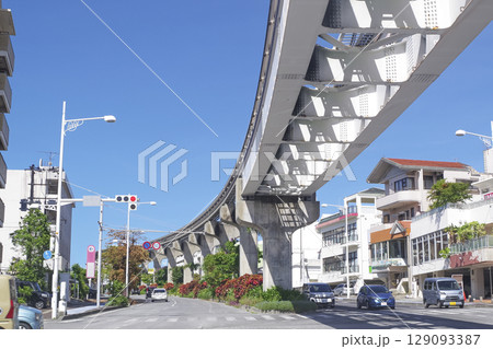 沖縄ゆいレールの高架と沿道の街並み 129093387