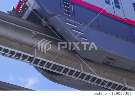 快晴の空を走る沖縄モノレール車両 快晴の空を走る沖縄モノレール車両 129093397
