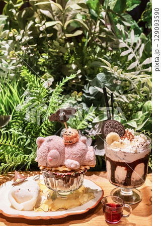 ハロウィン仕様のくまデザートとオレオラテ 129093590