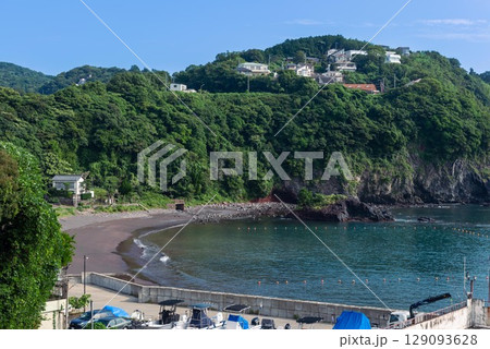 岩海岸、神奈川県真鶴町、岩海水浴場と岩大橋 129093628