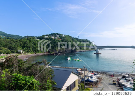 岩海岸、神奈川県真鶴町、岩海水浴場と岩大橋 岩海岸、神奈川県真鶴町、岩海水浴場と岩大橋 129093629