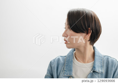 笑顔の女性 129093666