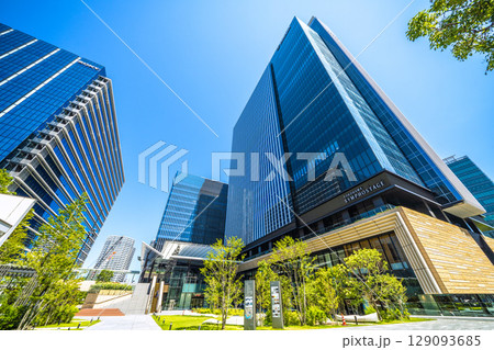 日本の横浜都市景観 7月。新高島駅前のビジネス街などを望む 129093685