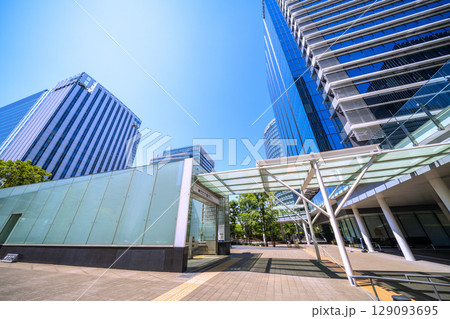 日本の横浜都市景観 7月。新高島駅やビジネス街などを望む 日本の横浜都市景観 7月。新高島駅やビジネス街などを望む 129093695