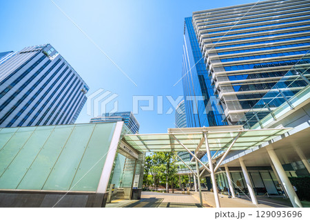 日本の横浜都市景観 7月。新高島駅やビジネス街などを望む 129093696