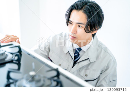 作業着姿のビジネスマン 129093713