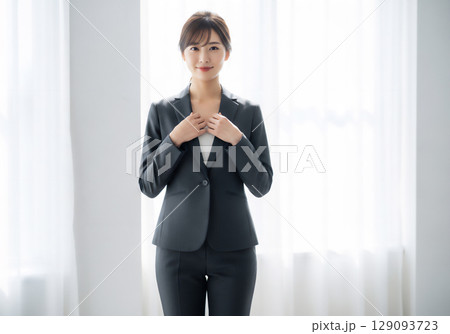 自然光あふれる室内で笑顔の女性ビジネスパーソンのポートレート 129093723