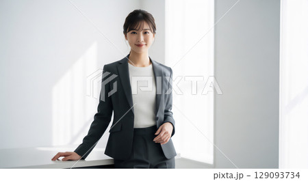 自然光あふれる室内で笑顔の女性ビジネスパーソンのポートレート 129093734