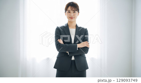 自然光あふれる室内で笑顔の女性ビジネスパーソンのポートレート 129093749