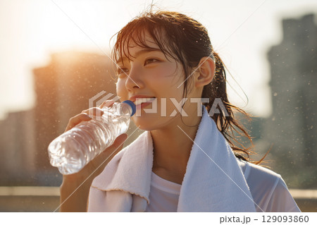 運動後の爽やかな笑顔|夕陽に照らされたリフレッシュの瞬間 運動後の爽やかな笑顔|夕陽に照らされたリフレッシュの瞬間 129093860