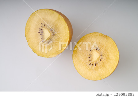 Half slices of yellow kiwi on whithe background 129093885