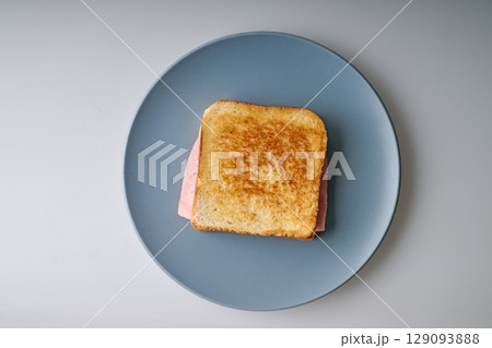 Crusty croque-monsieur on blue plate 129093888