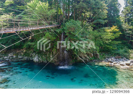 付知川と吊り橋（岐阜県中津川市） 129094366