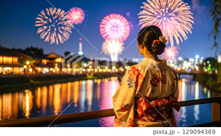 花火を見つめる振袖の女性 129094369