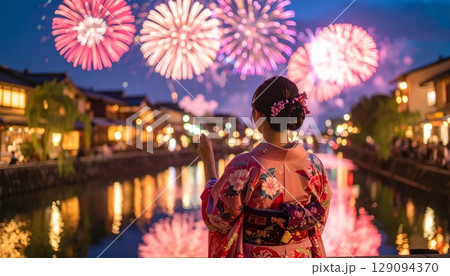 花火を見つめる振袖の女性 129094370