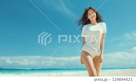 白い水着の女性が歩く南国の海辺｜透明感あふれる夏のビーチシーン 129094821