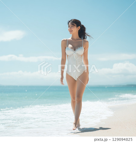 白い水着の女性が歩く南国の海辺｜透明感あふれる夏のビーチシーン 129094825