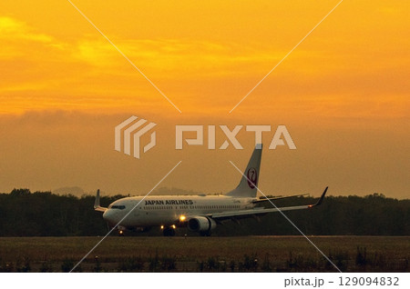 釧路空港の夕焼のころ着陸 釧路空港の夕焼のころ着陸 129094832