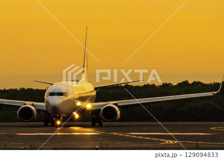 釧路空港の夕焼がお出迎え 129094833