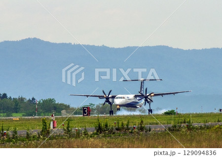 離陸した飛行機、釧路空港 129094836