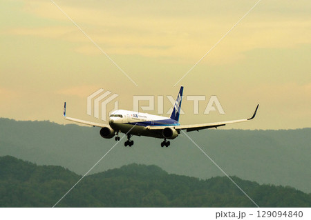 釧路空港の夕焼のころ着陸 129094840