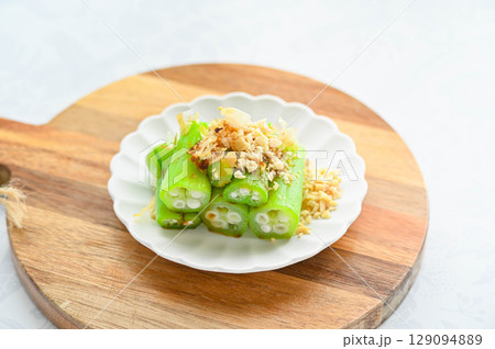 茹でオクラ　ピーナッツのせ 129094889