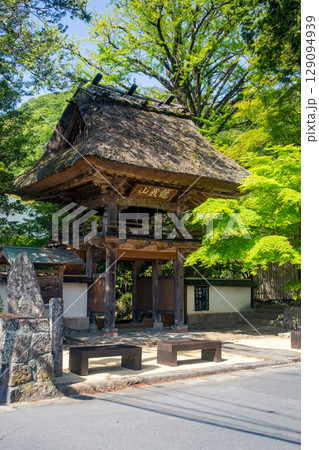 新緑の湯布院佛仙寺山門 新緑の湯布院佛仙寺山門 129094939