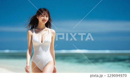 白い水着の女性と夏の海辺｜青空と波が広がる爽快なビーチシーン 129094970