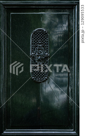 old typical vintage wooden door 129095533