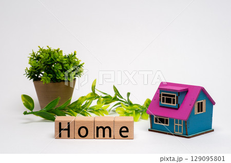 homeの文字と家のミニチュア模型 homeの文字と家のミニチュア模型 129095801