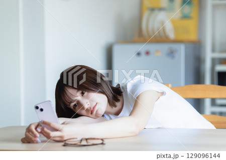 スマホを見る女性 スマホを見る女性 129096144